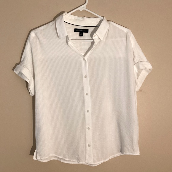 Banana Republic Tops - NEW BANANA REPUBLIC ROLL CUFF SHORT SLEEVE BUTTON DOWN SHIRT - SOFT & FLOWY!